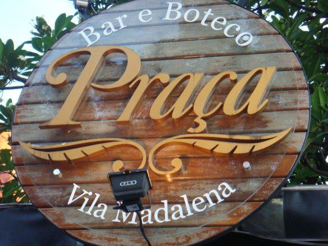 Original circular sign: Bar e Boteco Praça — Vila Madalena