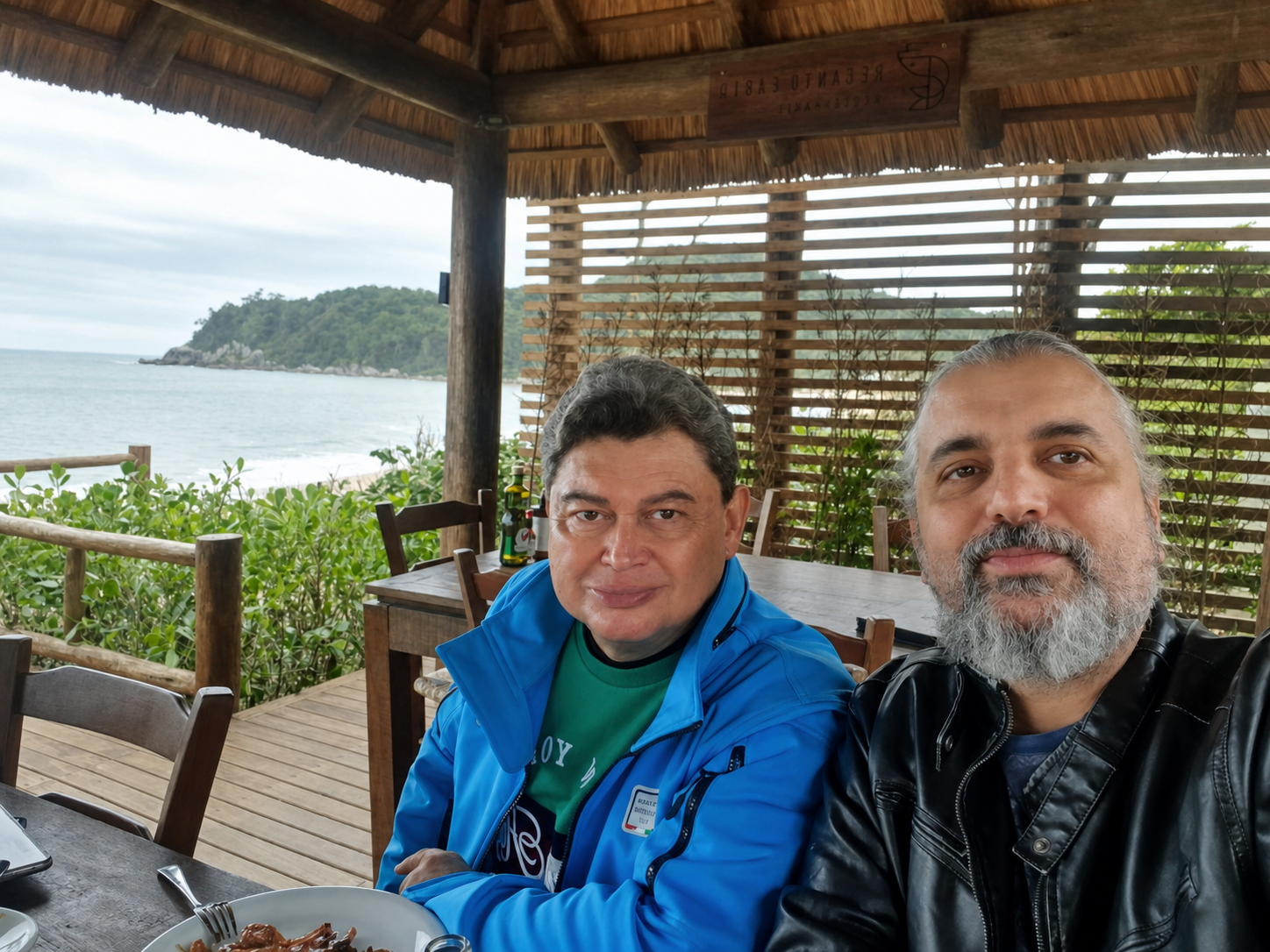 Gustavo Dominguez em encontro com vista para o litoral