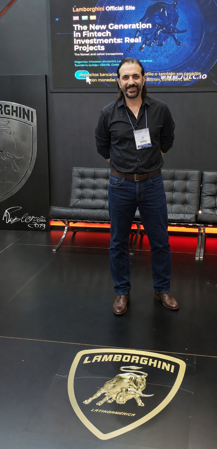Gustavo Dominguez em traje social no evento Lamborghini Latinoamérica