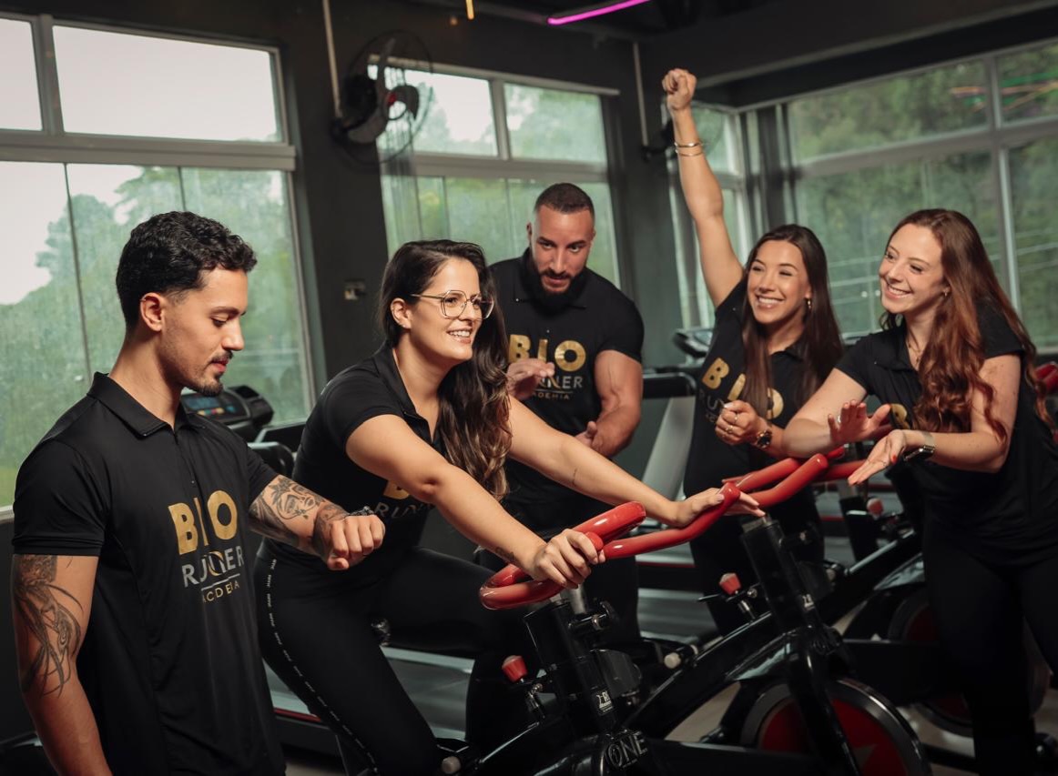 Equipe BioRunner em atividade de bike indoor