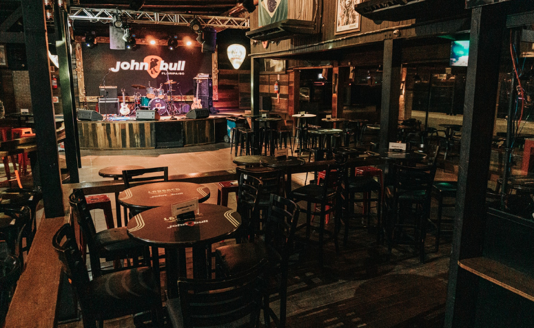 John Bull Floripa interior with stage and tables