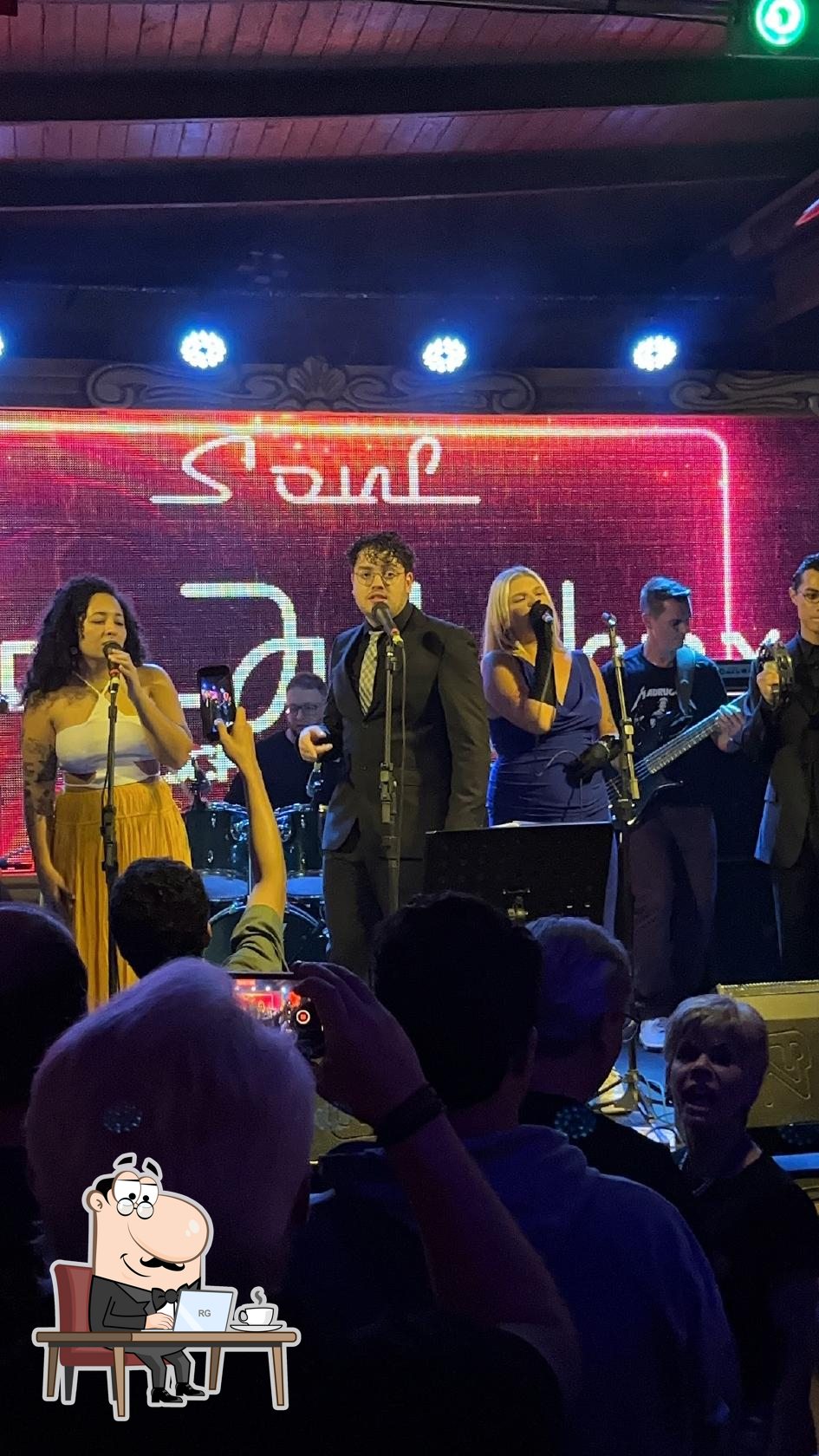 Live performance on the John Bull Floripa stage