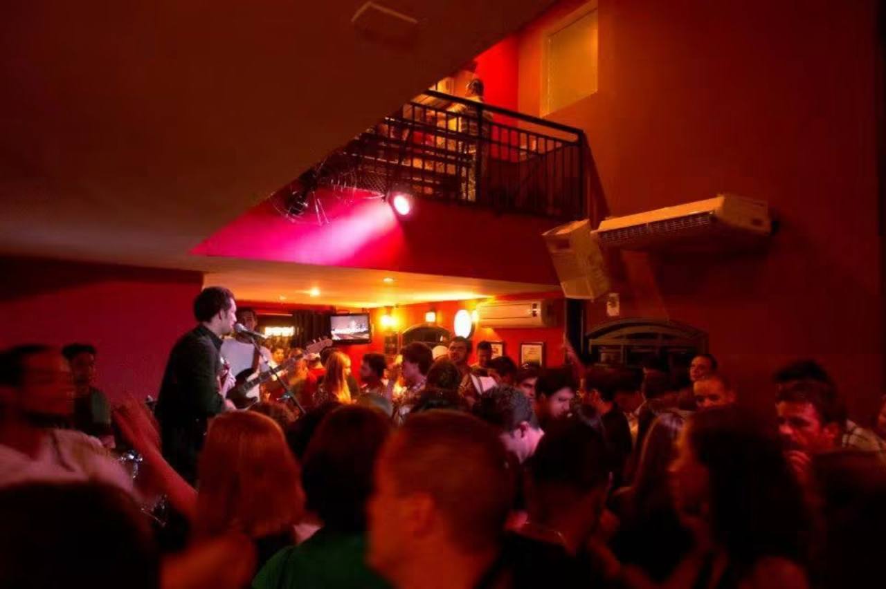 Live music and guests: the atmosphere of evenings at Praça.