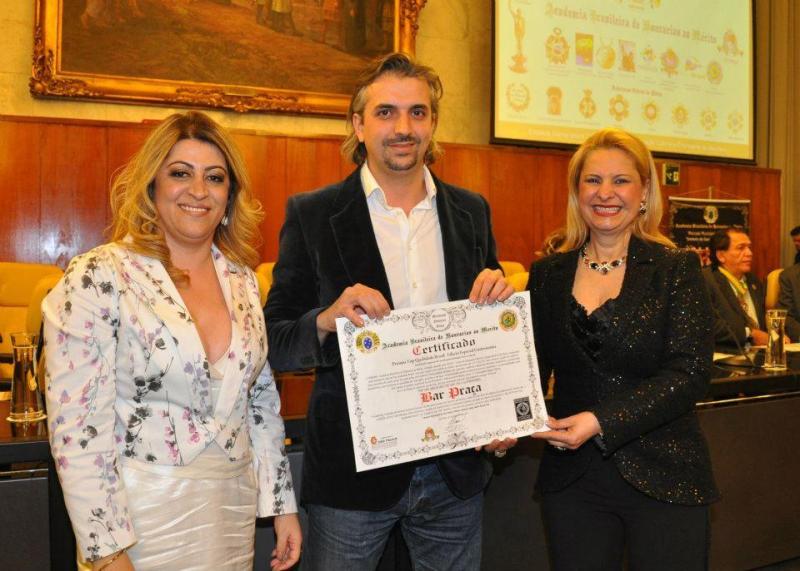 Gustavo Dominguez recebe o certificado do Bar Praça na cerimônia do Top 100 Melhores Brasil